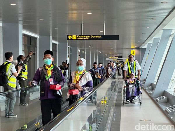 Calon Jemaah Haji Kloter Pertama Jatim Berangkat dari Bandara Juanda