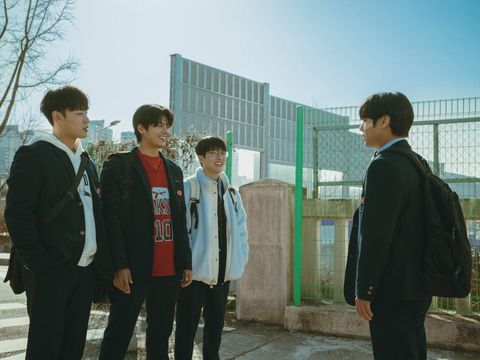 Drama Korea Weak Hero Class 2 (2025) Weak Hero Class 2 (L to R) Lee Min-jae as Go Hyuntak, Ryeo Un as Park Humin, Choi Min-yeong as Seo Juntae, Park Ji-hoon as Yeon Sieun in Weak Hero Class 2 Cr. Darae Lee/Netflix © 2025