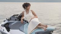 7 Gaya Fuji Pemotretan di Jetski Pakai Dress Putih, Curi Atensi
