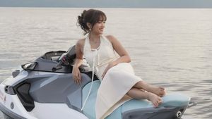 7 Gaya Fuji Pemotretan di Jetski Pakai Dress Putih, Curi Atensi