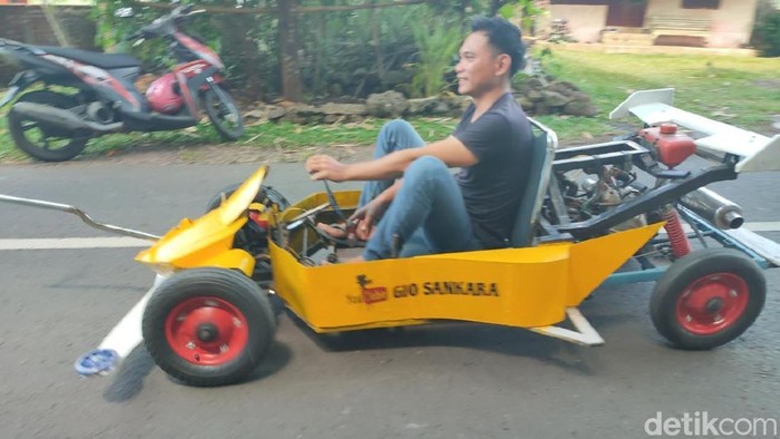 Gio menandakan kendaraan beroda empat Tamiya hasil rakitan dari barang bekas yang bisa dikendarai. Gio menandakan kendaraan beroda empat Tamiya hasil rakitan dari barang bekas yang bisa dikendarai. modal barang bekas