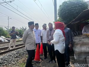 Pramono Penuhi Janji Pasang Septic Tank di Cideng, Akan Bangun Pagar Rel