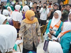 Gubernur Khofifah Berangkatkan CJH Kloter Pertama Embarkasi Surabaya