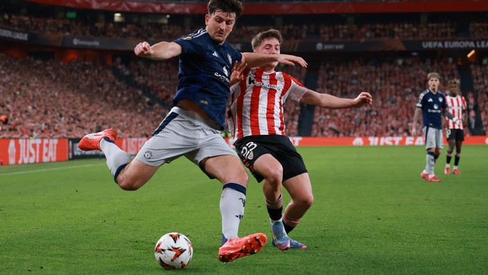 BILBAO, SPAIN - MAY 01: Harry Maguire of Manchester United is challenged by Daniel Vivian of Athletic Club during the UEFA Europa League 2024/25 Semi Final First Leg match between Athletic Bilbao and Manchester United at San Mames Stadium on May 01, 2025 in Bilbao, Spain. (Photo by Clive Brunskill/Getty Images)