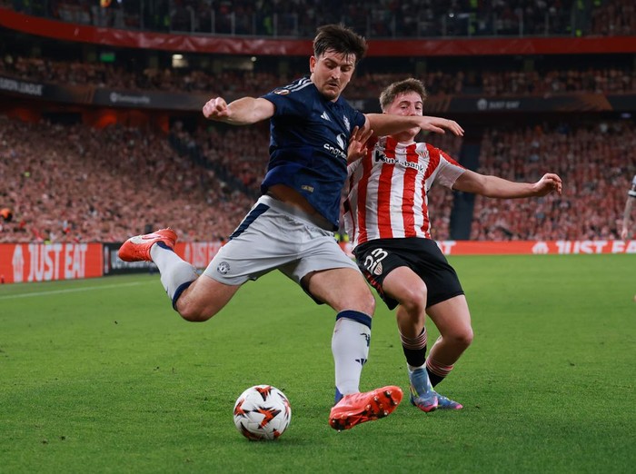  Harry Maguire of Manchester United is challenged by Daniel Vivian of Athletic Club during the UEFA Europa League 2024/25 Semi Final First Leg match between Athletic Bilbao and Manchester United at San Mames Stadium on May 01, 2025 in Bilbao, Spain. (Photo by Clive Brunskill/Getty Images)