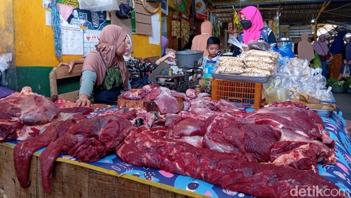 Ilustrasi - Salah seorang pedagang daging segar di Pasar Kebon Roek, Ampenan, Kota Mataram, NTB, sementara waktu lalu. (Foto: Nathea Citra/detikBali) Ilustrasi - Salah seorang pedagang daging segar di Pasar Kebon Roek, Ampenan, Kota Mataram, NTB, sementara waktu lalu. (Foto: Nathea Citra/detikBali)