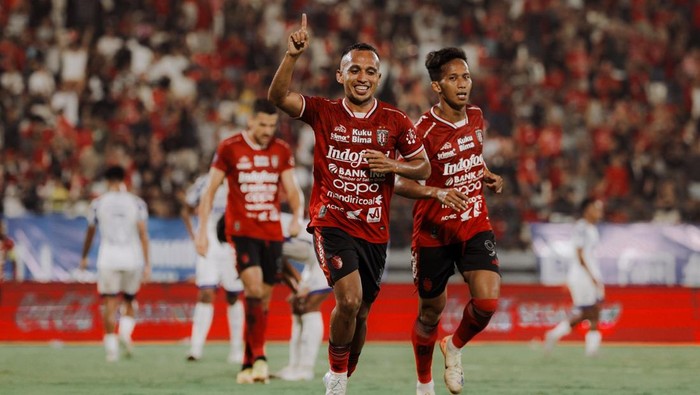 Irfan Jaya (depan) berselebrasi usai menjebol gawang PSIS Semarang sempurna di hari ulang tahunnya, Kamis (1/5/2025). Irfan Jaya (depan) berselebrasi usai menjebol gawang PSIS Semarang sempurna di hari ulang tahunnya, Kamis (1/5/2025). hadiah indah