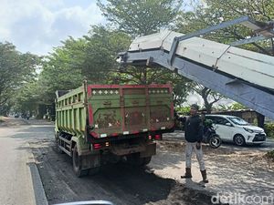 Jalan Pangeran Ratu Jakabaring Palembang yang Rusak Parah Mulai Diperbaiki