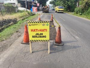 Ruas Jalan Serang-Pandeglang yang Berlubang Mulai Diperbaiki
