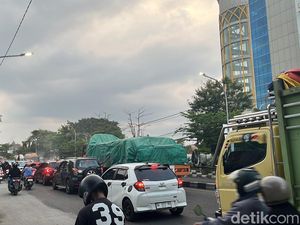 Massa Demo Hardiknas di Jalan Alauddin Makassar Bubar, Lalin Berangsur Normal Massa Demo Hardiknas di Jalan Alauddin Makassar Bubar, Lalin Berangsur Normal