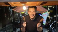Jonathan Frizzy Asyik Makan Sate Angkringan hingga Meracik Kopi
