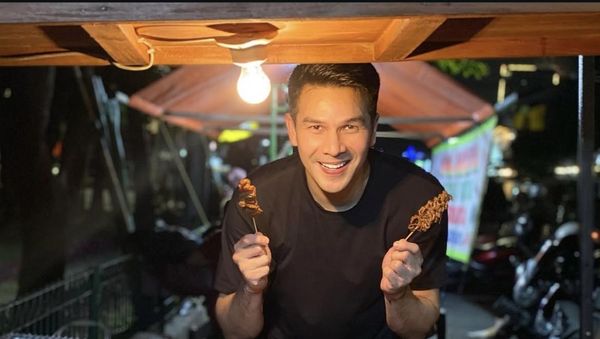 Jonathan Frizzy Asyik Makan Sate Angkringan hingga Meracik Kopi