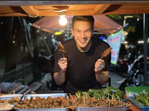 Jonathan Frizzy Asyik Makan Sate Angkringan hingga Meracik Kopi Jonathan Frizzy Asyik Makan Sate Angkringan hingga Meracik Kopi