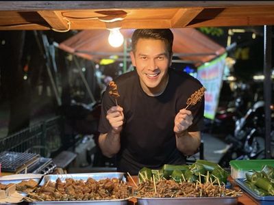 Jonathan Frizzy Asyik Makan Sate Angkringan hingga Meracik Kopi