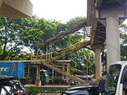 Cerita Warga Ketakutan Lewat JPO Tanpa Pagar di Cakung