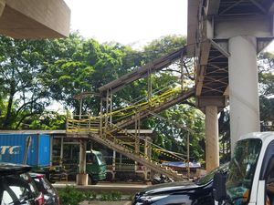 Cerita Warga Ketakutan Lewat JPO Tanpa Pagar di Cakung Cerita Warga Ketakutan Lewat JPO Tanpa Pagar di Cakung