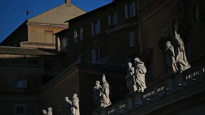 Kapel Sistina di Vatikan This photograph shows a view of the roof of the Sistine Chapel (Top) with statues of the colonnade in the foreground, following the funeral of the Pope and ahead of the conclave, in The Vatican, on May 2, 2025. (AFP)