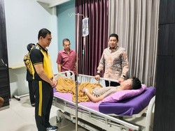 Kondisi Polisi yang Disandera Massa Berbaju Hitam Saat Demo Rusuh Semarang