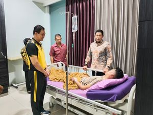 Kondisi Polisi yang Disandera Massa Berbaju Hitam Saat Demo Rusuh Semarang Kondisi Polisi yang Disandera Massa Berbaju Hitam Saat Demo Rusuh Semarang