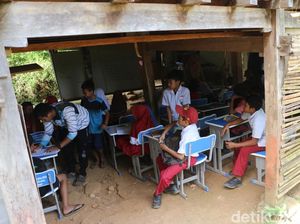 Potret Siswa SD Belajar di Kolong Rumah Warga Beralaskan Tanah di Maros Potret Siswa SD Belajar di Kolong Rumah Warga Beralaskan Tanah di Maros