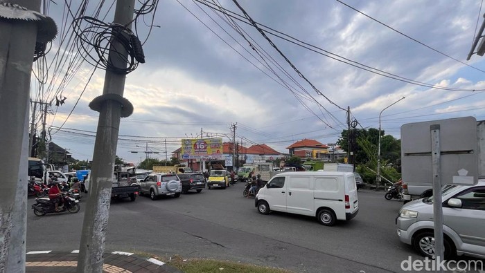 Kemacetan di Denpasar Kemacetan di Jalan Mahendradata pengaruh listrik padam, Jumat (2/5/2025).