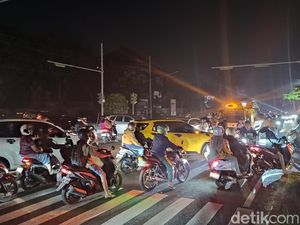 Lalin Sejumlah Jalan di Bali Tersendat Akibat Listrik Padam
