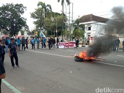 Soroti Polemik Stadion Bima, KNPI Bakar Keranda di Balai Kota Cirebon