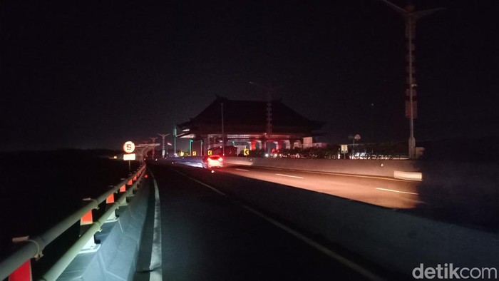 Kondisi Tol Bali Mandara masih gelap semenjak pemadaman pukul 16.00 Wita, Jumat (2/5/2025). Kondisi Tol Bali Mandara masih gelap semenjak pemadaman pukul 16.00 Wita, Jumat (2/5/2025).