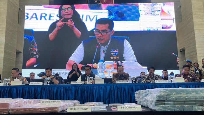 Konferensi pers Bareskrim Polisi Republik Indonesia ungkap permasalahan judi online (Rumondang/detikcom) Konferensi pers Bareskrim Polisi Republik Indonesia ungkap permasalahan judi online (Rumondang/detikcom)