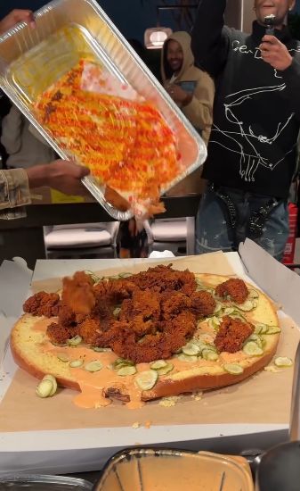 alternatif kue ulang tahun unik pakai sandwich ayam jumbo.