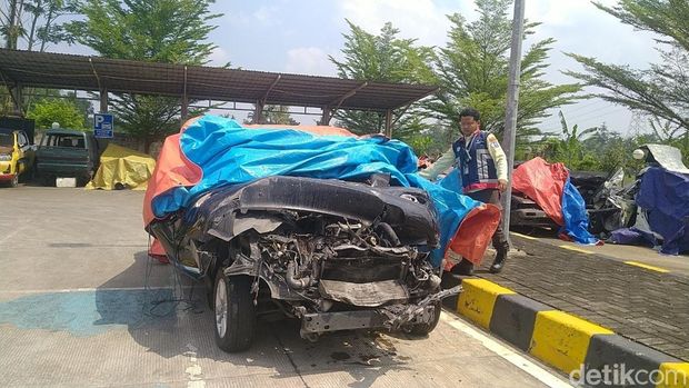 Penampakan kendaraan beroda empat Innova milik rombongan anggota dewan perwakilan rakyat RI, Alamudin Dimyati Rois, yang terlibat kecelakaan di GT Pekalongan, Jumat (2/5/2025).