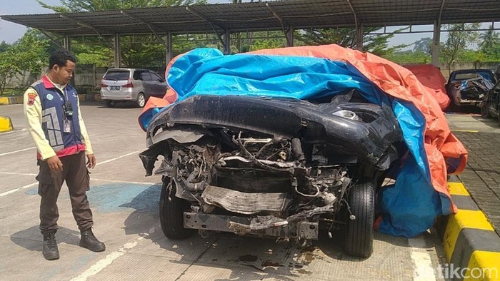 Laka di Pemalang Penampakan kendaraan beroda empat Innova milik rombongan anggota dewan perwakilan rakyat RI, Alamudin Dimyati Rois, yang terlibat kecelakaan di GT Pekalongan, Jumat (2/5/2025).
