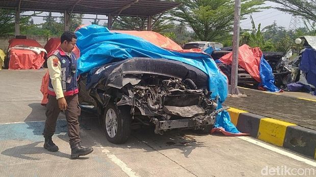 Penampakan kendaraan beroda empat Innova milik rombongan anggota dewan perwakilan rakyat RI, Alamudin Dimyati Rois, yang terlibat kecelakaan di GT Pekalongan, Jumat (2/5/2025).