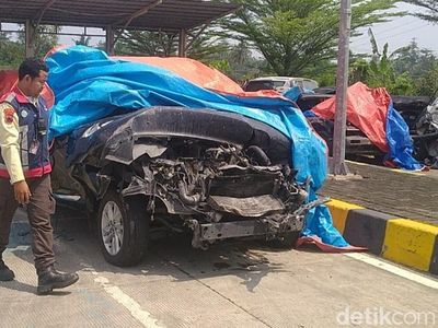 Penampakan Kondisi Mobil Anggota DPR yang Kecelakaan di Tol Pemalang