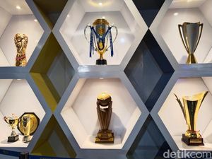 Trofi Liga 1 2024/2025 Siap Masuk Lemari Piala Persib Bandung