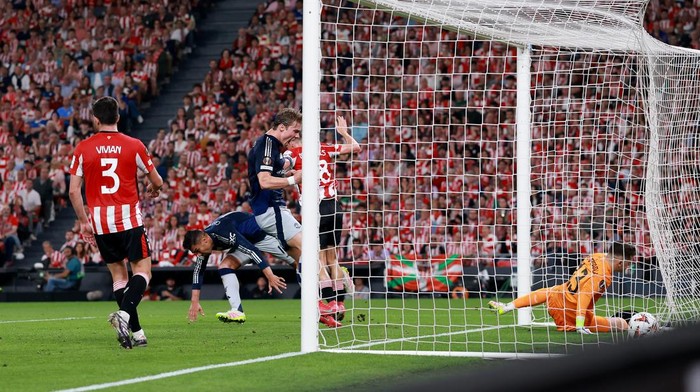Liga Europa BILBAO, SPAIN - MAY 01: Julen Agirrezabala of Athletic Club fails to save a shot from Casemiro of Manchester United as he scores his teams first goal during the UEFA Europa League 2024/25 Semi Final First Leg match between Athletic Bilbao and Manchester United at San Mames Stadium on May 01, 2025 in Bilbao, Spain. (Photo by Clive Brunskill/Getty Images)