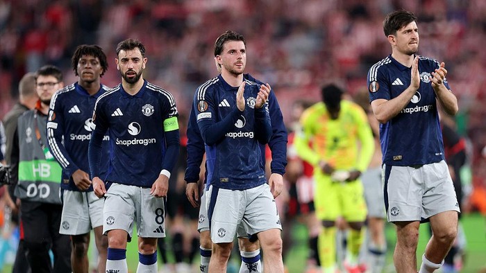 BILBAO, SPAIN - MAY 01: Mason Mount and Harry Maguire of Manchester United acknowledge the fans after the teams 3-0 victory in the UEFA Europa League 2024/25 Semi Final First Leg match between Athletic Bilbao and Manchester United at San Mames Stadium on May 01, 2025 in Bilbao, Spain. (Photo by Clive Brunskill/Getty Images)