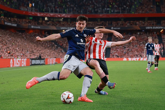 BILBAO, SPAIN - MAY 01: Harry Maguire of Manchester United is challenged by Daniel Vivian of Athletic Club  during the UEFA Europa League 2024/25 Semi Final First Leg match between Athletic Bilbao and Manchester United at San Mames Stadium on May 01, 2025 in Bilbao, Spain. (Photo by Clive Brunskill/Getty Images)