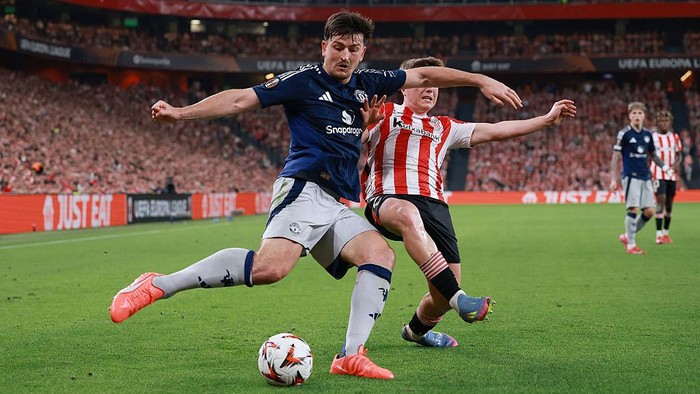 Liga Europa BILBAO, SPAIN - MAY 01: Harry Maguire of Manchester United is challenged by Daniel Vivian of Athletic Club during the UEFA Europa League 2024/25 Semi Final First Leg match between Athletic Bilbao and Manchester United at San Mames Stadium on May 01, 2025 in Bilbao, Spain. (Photo by Clive Brunskill/Getty Images)