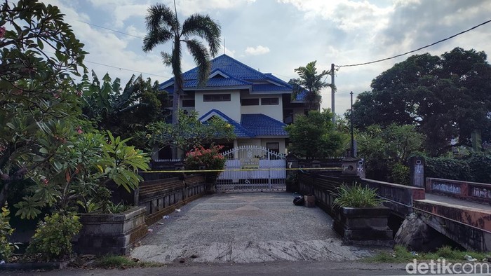 Lokasi penemuan mayat wanita dalam kendaraan beroda empat di Jalan Kerta Dalam, Banjar Lingkungan Sekar Kangin, Desa Sidakarya, Denpasar Selatan, Bali, Jumat (2/5/2025). (Foto:Â Ahmad Firizqi Irwan/detikBali)