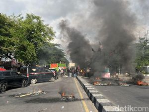 Massa Demo Hardiknas Blokade Jalan Alauddin Makassar, Lalin Lumpuh Total Massa Demo Hardiknas Blokade Jalan Alauddin Makassar, Lalin Lumpuh Total
