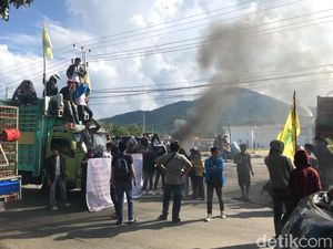 Mahasiswa Demo Bakar Ban di Depan DPRD Palopo, Lalu Lintas Macet Mahasiswa Demo Bakar Ban di Depan DPRD Palopo, Lalu Lintas Macet