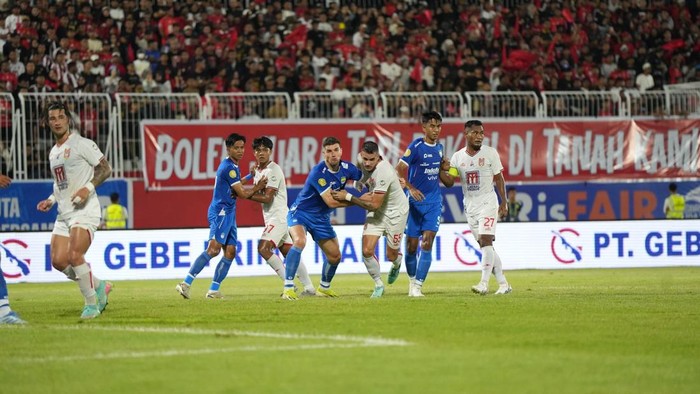 Malut United mengalahkan Persib Bandung 1-0 dalam laga Liga 1 2024/2025 di Stadion Gelora Kie Raha. Malut United mengalahkan Persib Bandung 1-0 dalam laga Liga 1 2024/2025 di Stadion Gelora Kie Raha.