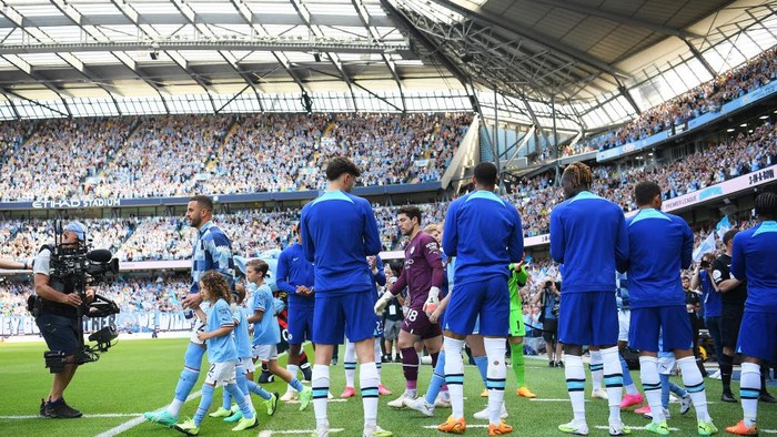 Man City vs Liverpool MANCHESTER, ENGLAND - MAY 21: Kyle Walker of Manchester City and the Manchester City team walk out to a guard of honour from the Chelsea team prior to the Premier League match between Manchester City and Chelsea FC at Etihad Stadium on May 21, 2023 in Manchester, England. (Photo by Michael Regan/Getty Images)