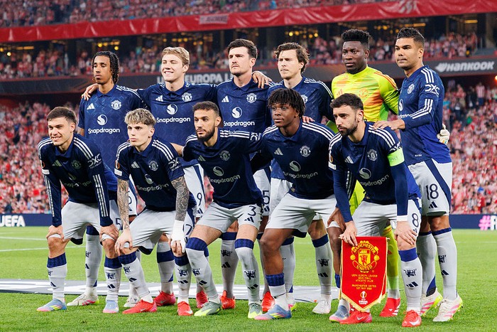 BILBAO, SPAIN - MAY 1: (L-R) Leny Yoro, Rasmus Hojlund, Harry Maguire, Victor Lindelöf, André Onana, Carlos Casemiro, Manuel Ugarte, Alejandro Garnacho, Noussair Mazraoui, Patrick Dorgu and Bruno Fernandes of Manchester United pose for a team photo prior to the UEFA Europa League 2024/25 Semi Final First Leg match between Athletic Bilbao and Manchester United at San Mames Stadium on May 1, 2025 in Bilbao, Spain. (Photo by Maciej Rogowski/Eurasia Sport Images/Getty Images)