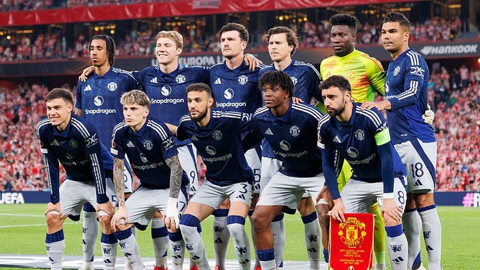 Manchester United BILBAO, SPAIN - MAY 1: (L-R) Leny Yoro, Rasmus Hojlund, Harry Maguire, Victor Lindelöf, André Onana, Carlos Casemiro, Manuel Ugarte, Alejandro Garnacho, Noussair Mazraoui, Patrick Dorgu and Bruno Fernandes of Manchester United pose for a team photo prior to the UEFA Europa League 2024/25 Semi Final First Leg match between Athletic Bilbao and Manchester United at San Mames Stadium on May 1, 2025 in Bilbao, Spain. (Photo by Maciej Rogowski/Eurasia Sport Images/Getty Images)