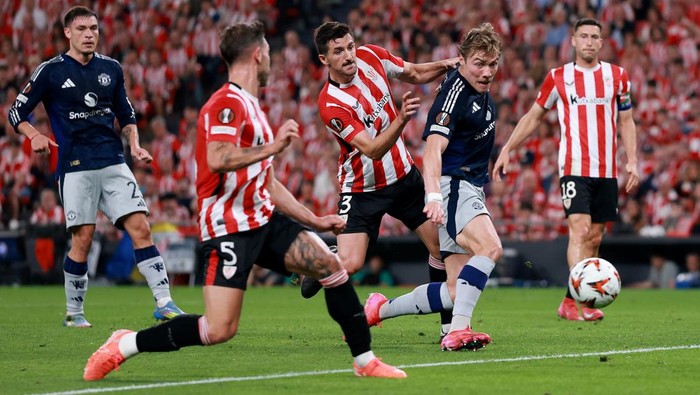 BILBAO, SPAIN - MAY 01: Rasmus Hojlund of Manchester United is pulled by Daniel Vivian of Athletic Club leading to a penalty being awarded during the UEFA Europa League 2024/25 Semi Final First Leg match between Athletic Bilbao and Manchester United at San Mames Stadium on May 01, 2025 in Bilbao, Spain. (Photo by Clive Brunskill/Getty Images)