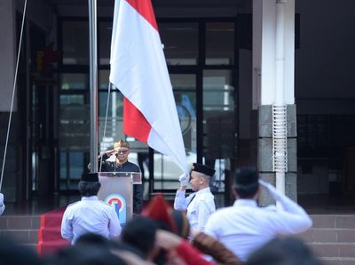 Bukan di Kantornya, Mendikdasmen Upacara Hardiknas di Regina Pacis Bogor