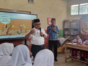 Video: Momen Abdul Muti jadi Guru: Tekankan Pentingnya Semangat Belajar