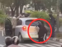 Mobil Wanita di Makassar Diduga Dirusak Massa Demo Hari Buruh di Jalanan